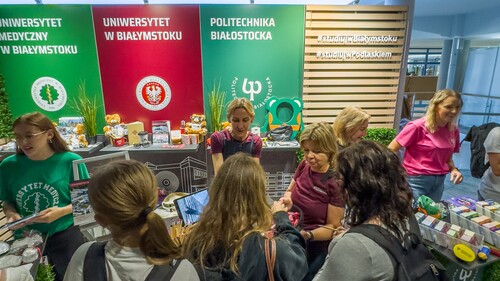 uczniowie przy stoisku