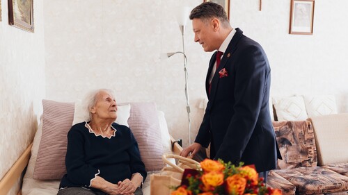 Życzenia 100 lat to stanowczo za mało! Wizyta rektora Uniwersytetu w Białymstoku u stuletniej Pani Stanisławy, najstarszej emerytki naszej Uczelni