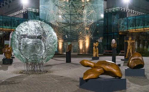 Wernisaż wystawy "Synteza Nauki i Sztuki" - rzeźby inspirowane puszczą w kampusie UwB