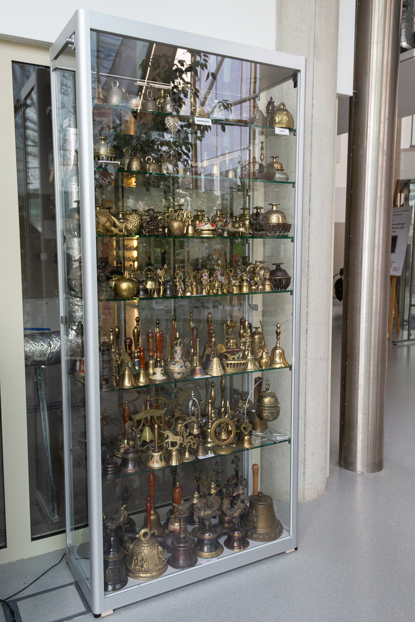 Ekspozycja dzwonków na Wydziale Biologii
