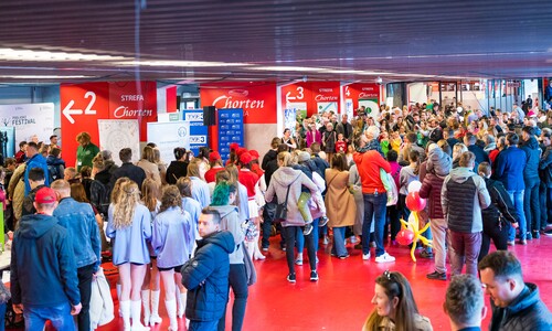 rodzinny piknik naukowy na stadionie