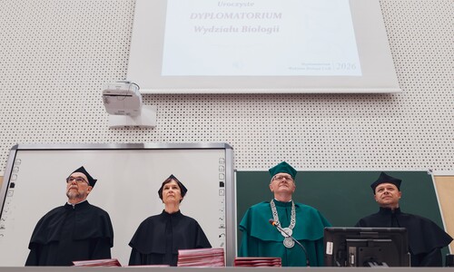 Od lewej: prof. dr hab. Mirosław Ratkiewicz, dr hab. Katarzyna Jadwiszczak, prof. UwB, prof. dr hab. Andrzej Bajguz, dr Marek Bartoszewicz