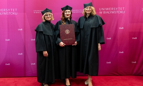 zdjęcie doktoranta na ściance UwB