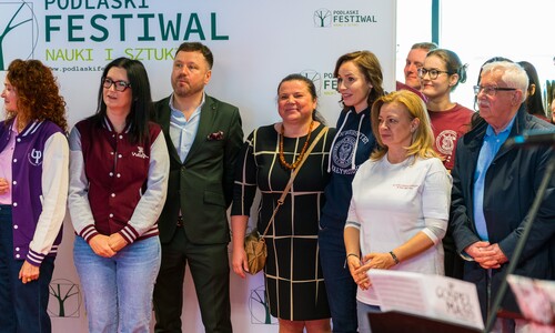 rodzinny piknik naukowy na stadionie