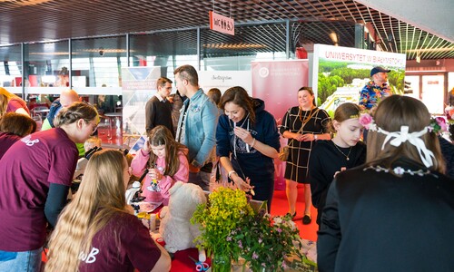 rodzinny piknik naukowy na stadionie