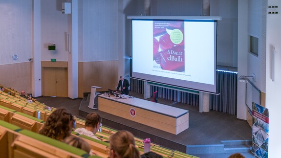 między sztuką i nauką, architekturą i biologią