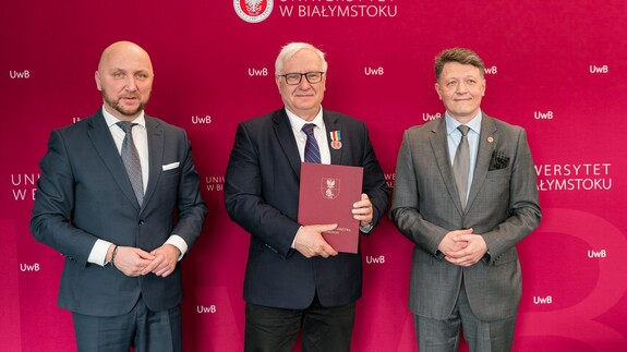 Odznaka Honorowa Wojew&oacute;dztwa Podlaskiego - Od lewej: Łukasz Prokorym, prof. Marek Konarzewski, prof.  Mariusz Popławski