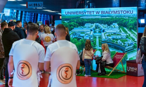 rodzinny piknik naukowy na stadionie