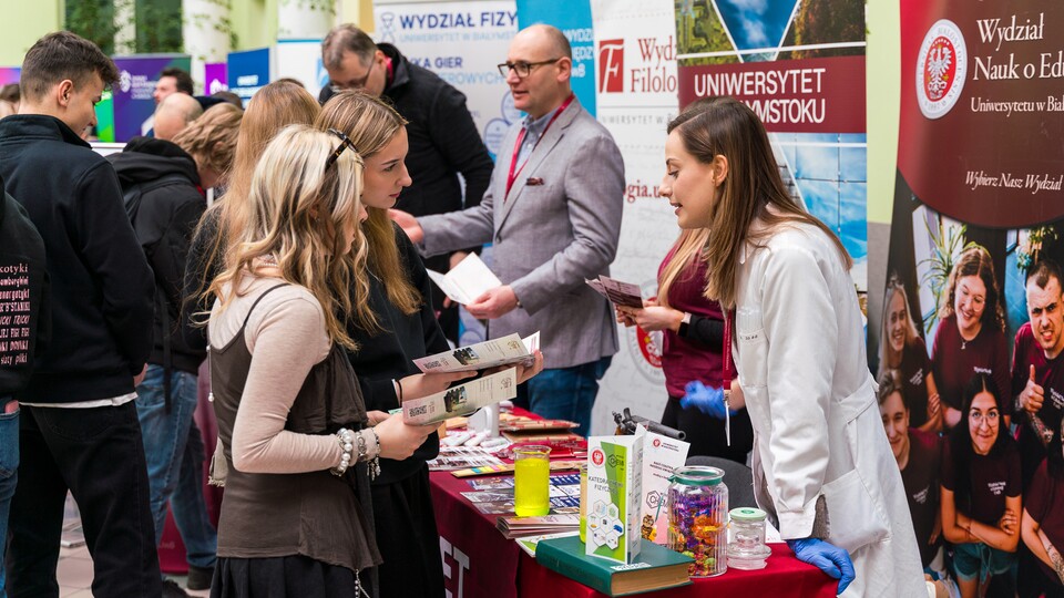 UwB w trasie. Rozpoczynamy wyjazdowe spotkania z uczniami w regionie i kraju