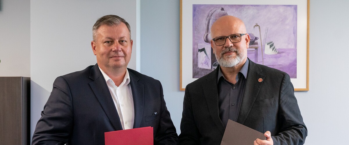 Piotr Glinka i prof. UwB Tomasz Bajkowski