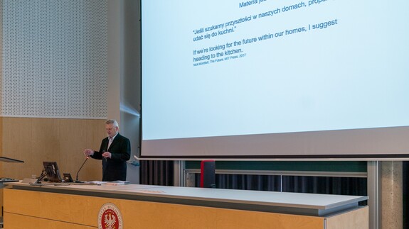 między sztuką i nauką, architekturą i biologią