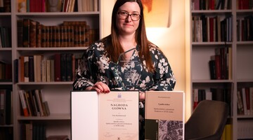 Dr Ewa Kaźmierczyk with the Main Prize of the Association of Higher Education Publishers