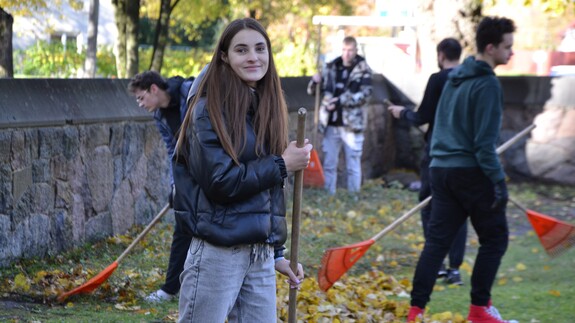 Studenci Filii UwB w Wilnie posprzątali cmentarz na Rossie