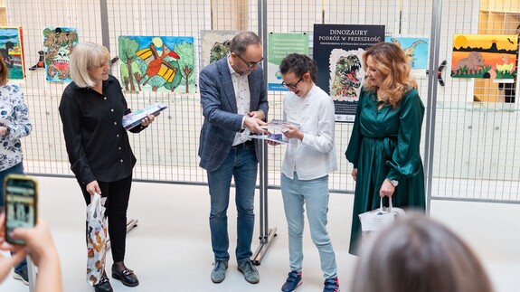 Dinozaury w kampusie Uniwersytetu w Białymstoku. Zapraszamy na wyjątkową wystawę plastyczną wyjątkowych artystów