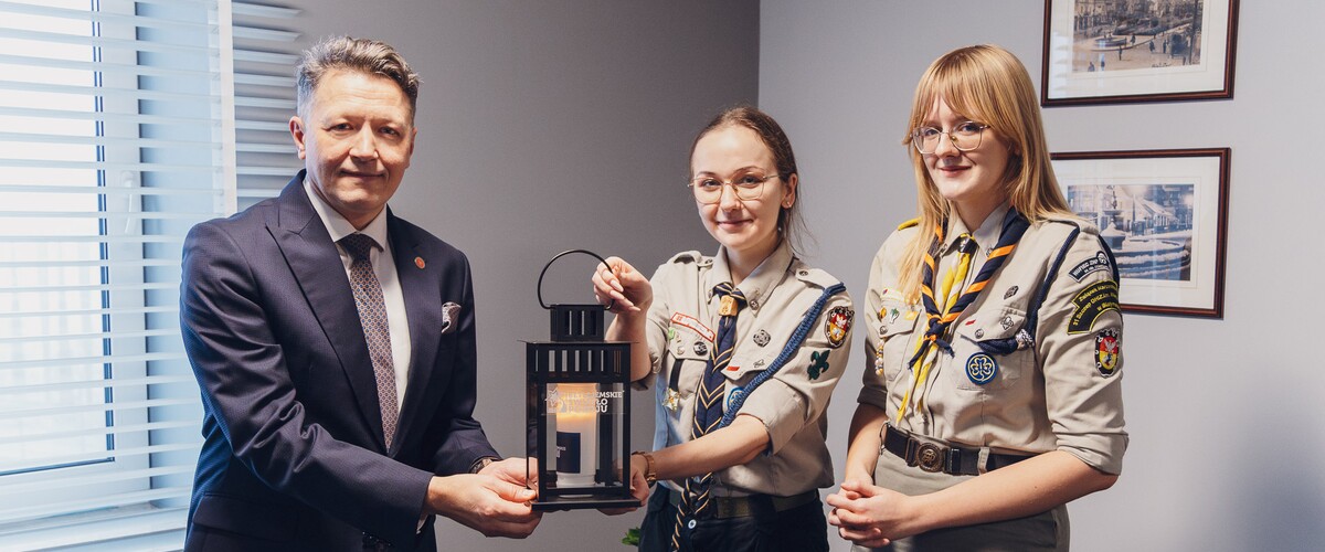 prof. Mariusz Popławski, Kinga Dobek i Oliwia Goździkiewicz