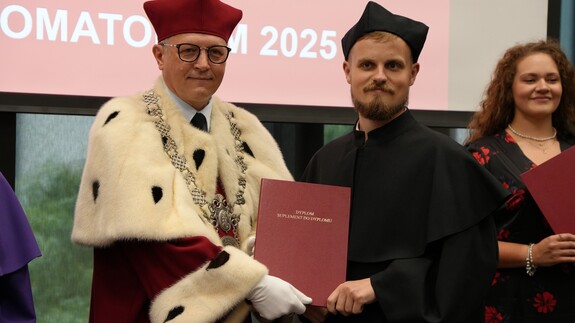 prof. Mariusz Popławski z absolwentem Filii