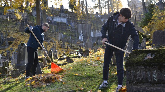 studenci sprzątają cmentarz na Rossie