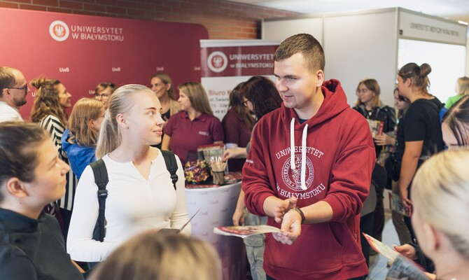 UwB dla uczniów i wśród uczniów. Rozpoczynamy wyjazdowe spotkania z młodzieżą