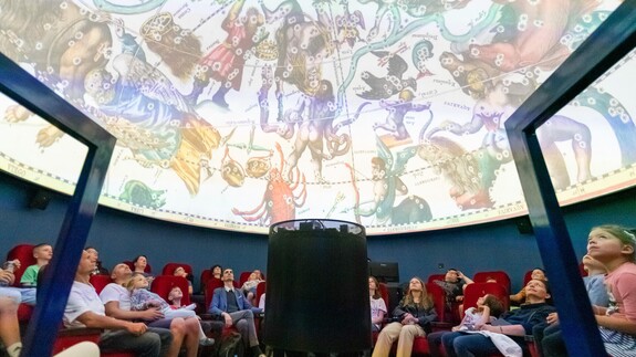goście w Planetarium 