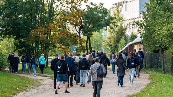 osoby idące w stronę Kampusu UwB