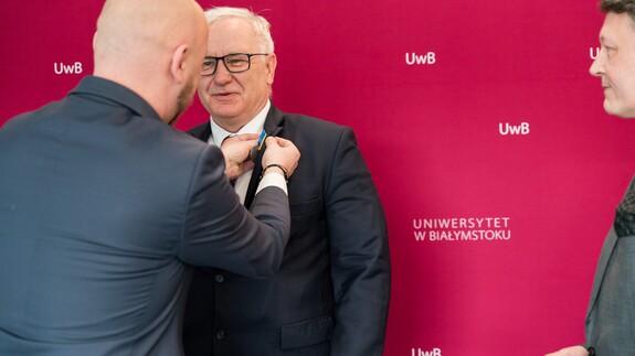 Odznaka Honorowa Wojew&oacute;dztwa Podlaskiego - wręczenie - prof. Marek Konarzewski