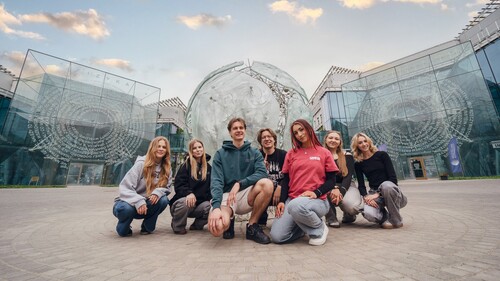 grupa studentów w kampusie