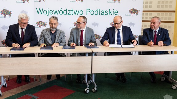 przedstawiciele urzędu marszałkowskiego i trzech podlaskich uczelni - podpisanie porozumienia
