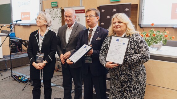 prof. Joanna Karpińska i przedstawiciele Polskiego Towarzystwa Chemicznego