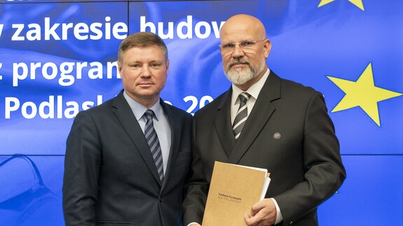 Marek Malinowski i prof. UwB Tomasz Bajkowski
