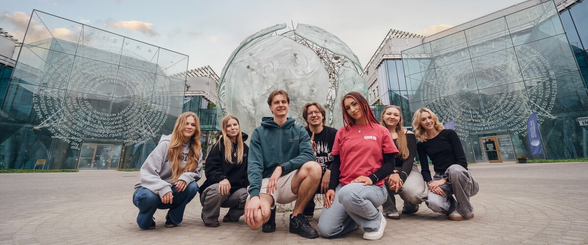 grupa studentów w kampusie