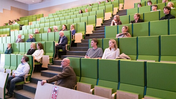 między sztuką i nauką, architekturą i biologią