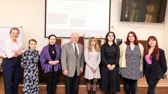 Członkinie Zarządu Koła Naukowego Prawa Karnego i Kryminologii z prof. Josephem F. Donnermeyerem, prof. dr hab. Ewą M. Guzik-Makaruk i dr Emilią Jurgielewicz-Delegacz 