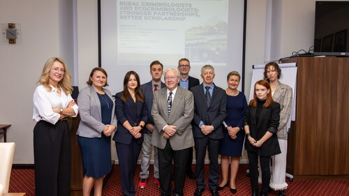 Od lewej: dr Emilia Jurgielewicz-Delegacz, dr Magdalena Perkowska, dr Aleksandra Stachelska, dr Marcin Kryńskim, prof. Joseph F. Donnermeyer, dr hab. Wojciech Filipkowski, prof. UwB, prof. dr hab. dr h.c. Emil W. Pływaczewski, prof. dr hab. Katarzyna Laskowska, dr Justyna Omeljaniuk, mgr Marta Dąbrowska