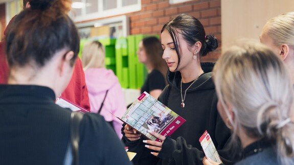 przedstawiciele UwB na targach edukacyjnych