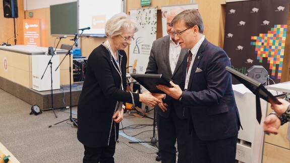 prof. Joanna Karpińska i przedstawiciele Polskiego Towarzystwa Chemicznego