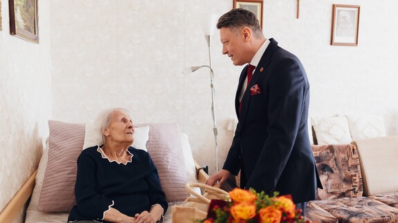 Życzenia 100 lat to stanowczo za mało! Wizyta rektora Uniwersytetu w Białymstoku u stuletniej Pani Stanisławy, najstarszej emerytki naszej Uczelni