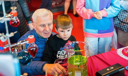 rodzinny piknik naukowy na stadionie