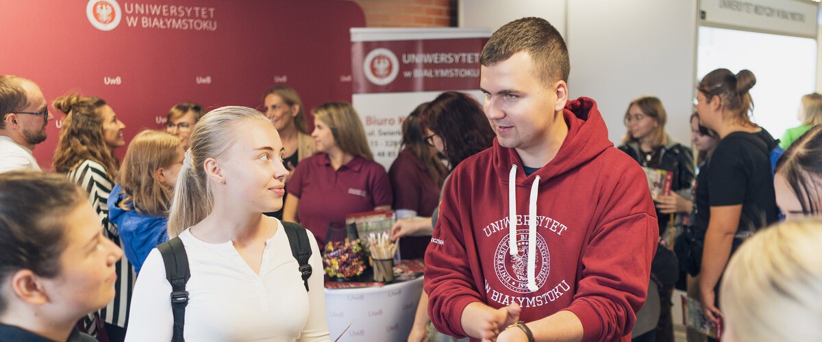 przedstawiciele UwB na targach edukacyjnych