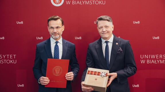 Rektor Uniwersytetu w Białymstoku uhonorował dr. Jacka Brzozowskiego – badacza z Wydziału Stosunków Międzynarodowych i wojewodę podlaskiego