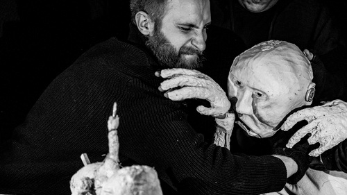 Marcin Tomkiel z Wydziału Nauk o Edukacji wraz z zespołem spektaklu „SYN”, zdobył Grand Prix Festiwalu Radosti 2025 w Brnie!