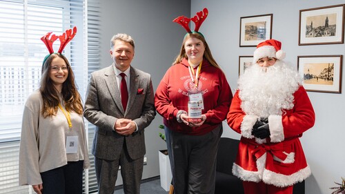 Uniwersytecka cegiełka dla Fundacji „Pomóż im”. Świąteczna zbiórka na nowy dach Otulonego Hospicjum dla Dzieci w Sochoniach