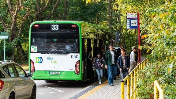 Ludzie wychodzące z autobusu