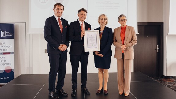 Rektor UwB i dziekan Wydziału Chemii oficjalnie odebrali Certyfikat Doskonałości Kształcenia PKA dla kierunku chemia kryminalistyczna i sądowa