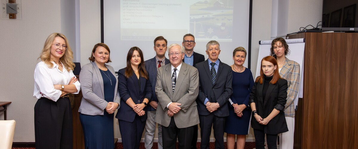 Od lewej: dr Emilia Jurgielewicz-Delegacz, dr Magdalena Perkowska, dr Aleksandra Stachelska, dr Marcin Kryńskim, prof. Joseph F. Donnermeyer, dr hab. Wojciech Filipkowski, prof. UwB, prof. dr hab. dr h.c. Emil W. Pływaczewski, prof. dr hab. Katarzyna Laskowska, dr Justyna Omeljaniuk, mgr Marta Dąbrowska