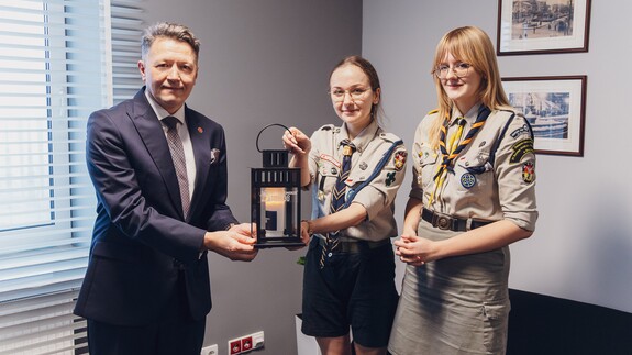 prof. Mariusz Popławski, Kinga Dobek i Oliwia Goździkiewicz