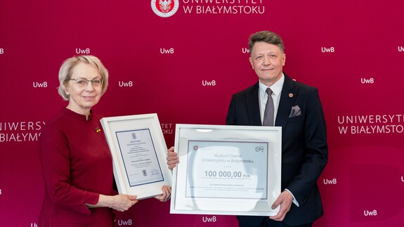 Oficjalne podziękowania i czek dla Wydziału Chemii za Certyfikat Doskonałości Kształcenia dla kierunku chemia kryminalistyczna i sądowa