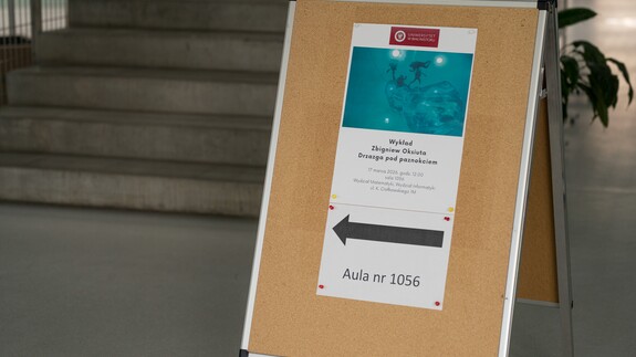 między sztuką i nauką, architekturą i biologią