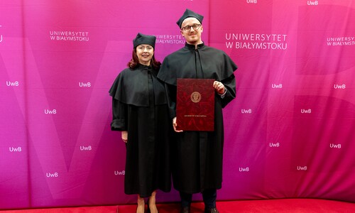zdjęcie doktoranta na ściance UwB