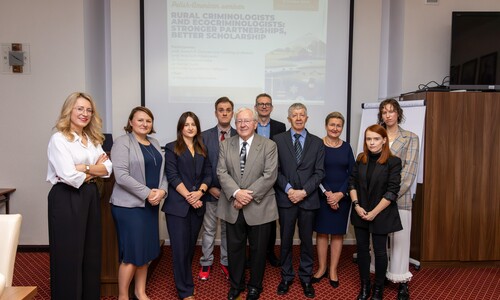 Od lewej: dr Emilia Jurgielewicz-Delegacz, dr Magdalena Perkowska, dr Aleksandra Stachelska, dr Marcin Kryńskim, prof. Joseph F. Donnermeyer, dr hab. Wojciech Filipkowski, prof. UwB, prof. dr hab. dr h.c. Emil W. Pływaczewski, prof. dr hab. Katarzyna Laskowska, dr Justyna Omeljaniuk, mgr Marta Dąbrowska