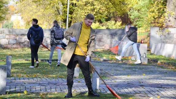 Studenci Filii UwB w Wilnie posprzątali cmentarz na Rossie